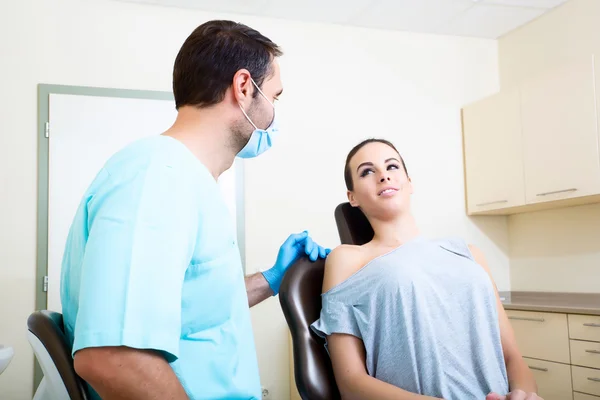 Mujer joven en el dentista —  Fotos de Stock